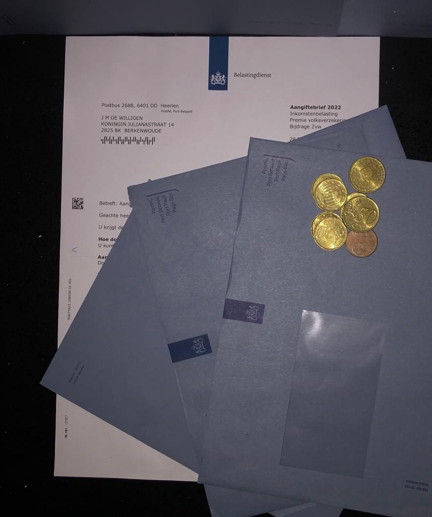 blauwe envelop en geld met brief